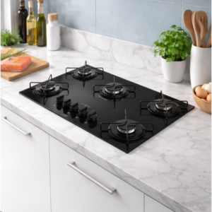 Cooktop a gás 5 bocas preto instalado em cozinha planejada moderna