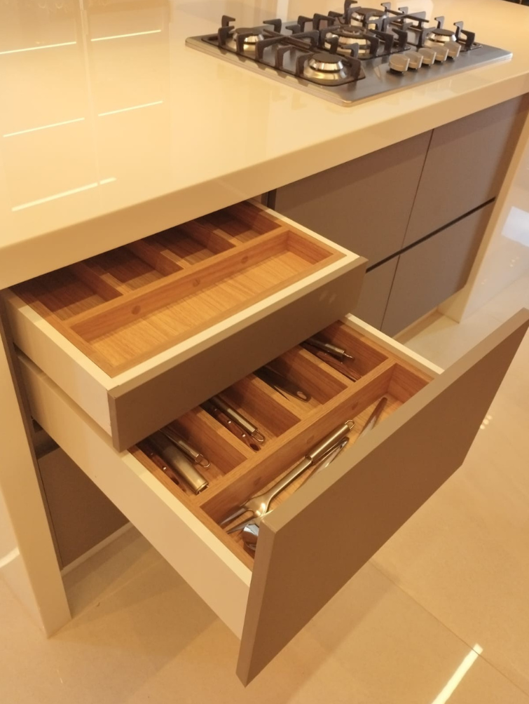 Divisores amadeirados sob medida que valorizam a organização e o acabamento interno das gavetas