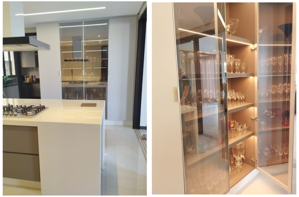 cristaleira com vidro reflecta e iluminação LED em cozinha planejada