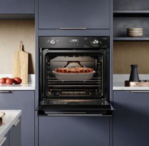 forno de embutir moderno em cozinha planejada com assado no forno